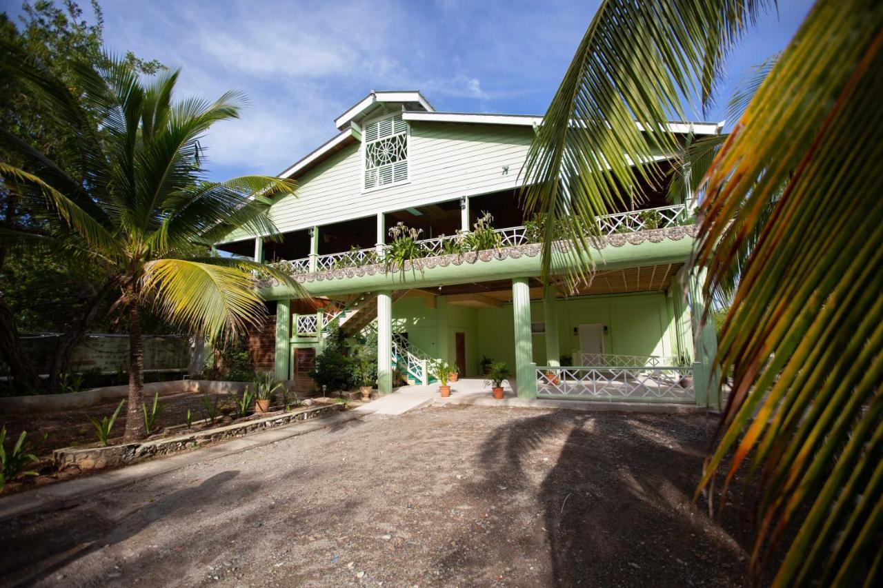 Sea Eye Hotel - Laguna Building Utila Buitenkant foto